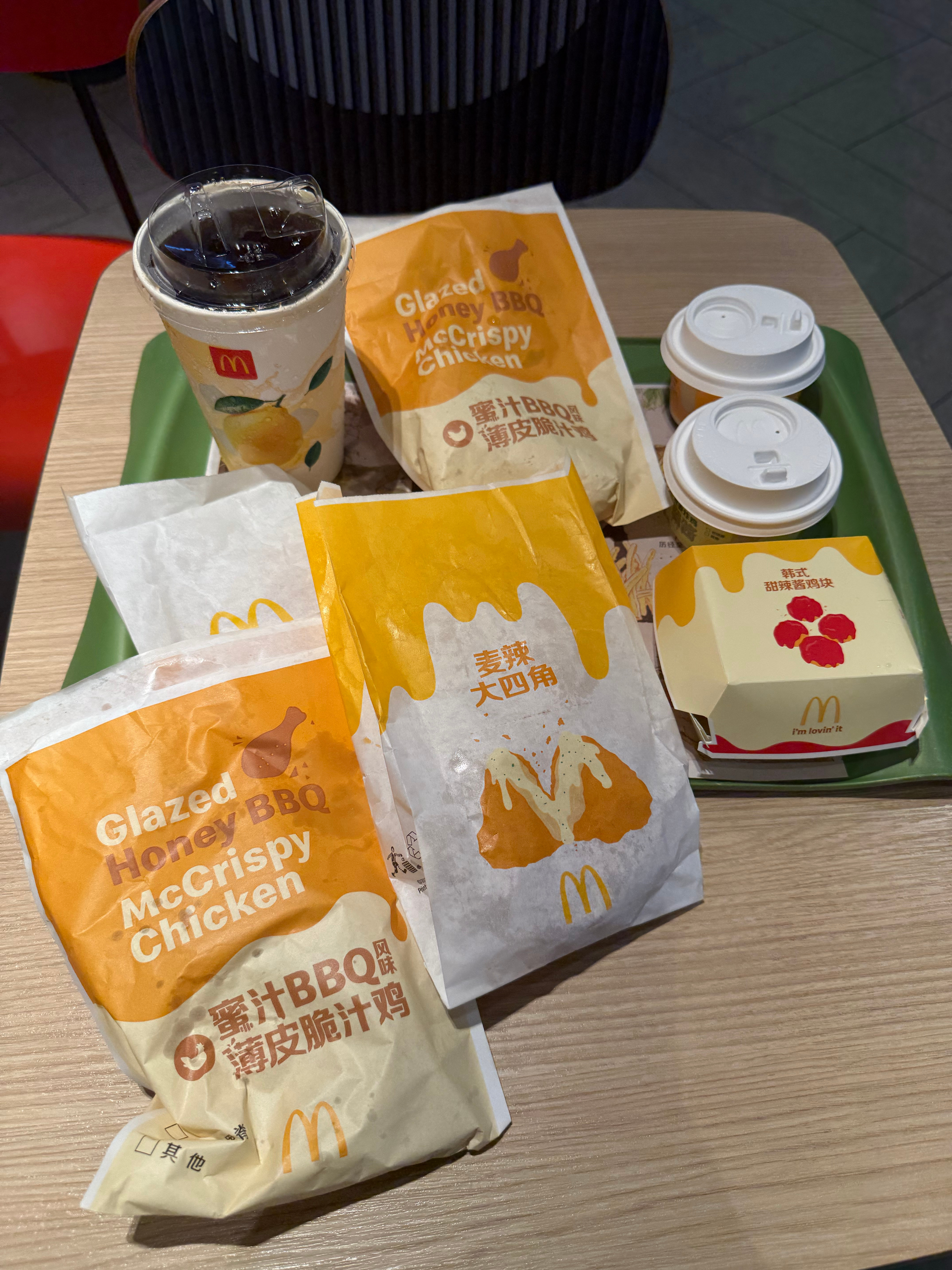麦当劳蘸酱炸鸡 翻相册翻到了之前麦当劳出的香菜酱的照片，香菜脑子真的馋哭了。看的