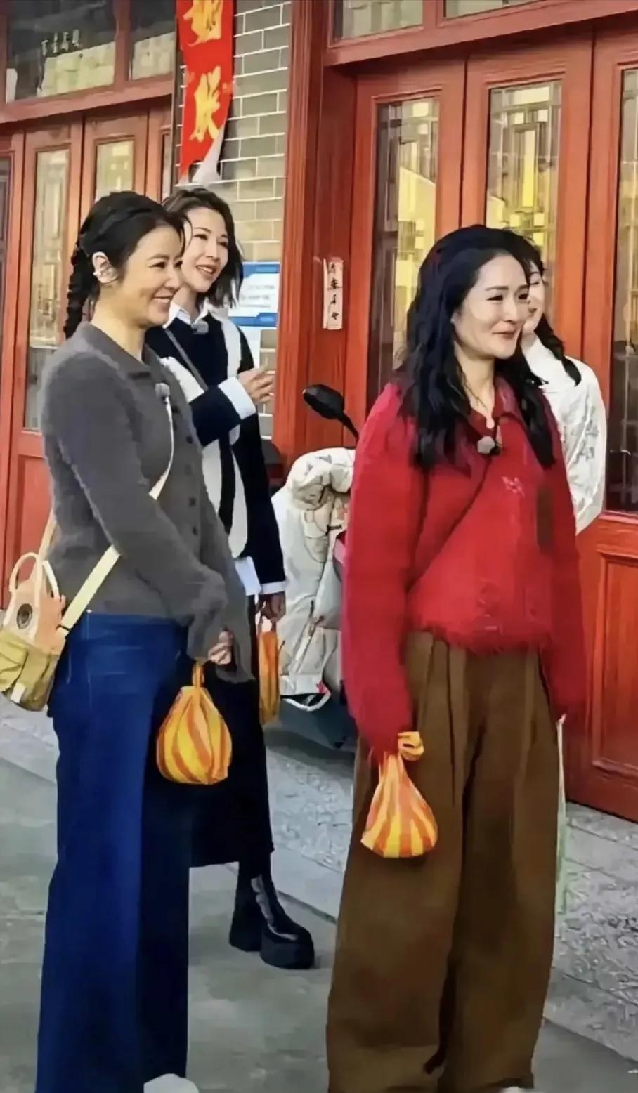 这才是明星真实的样子，纯素颜，清新自然，那纯真的笑容看着好亲切，让人心情舒畅，你