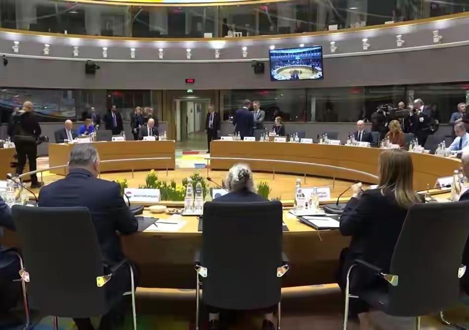 欧洲究竟该怕俄罗斯，还是怕美国？
12月22日，特朗普与赫格塞斯在海湖庄园扬言，