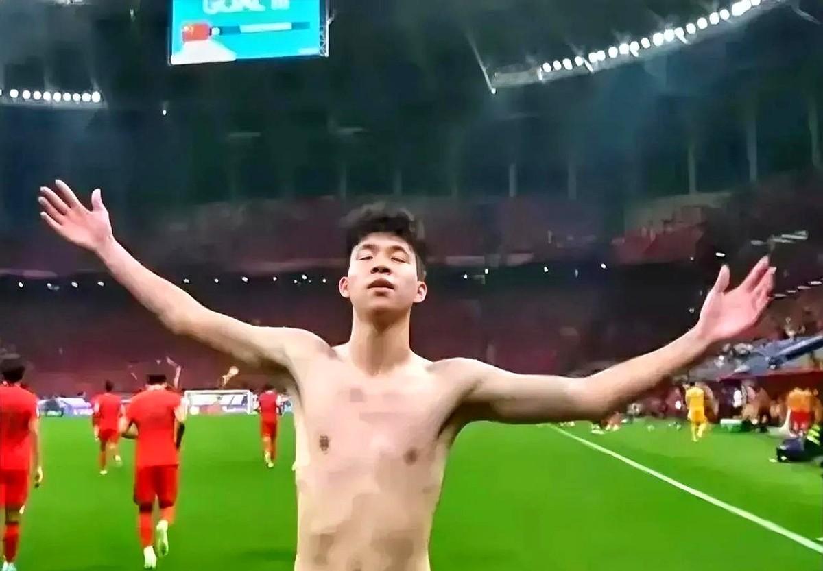 王钰栋脱衣后我都不敢相信这是国足球员的身材，那小身板上没有一点肌肉，更谈不上线条
