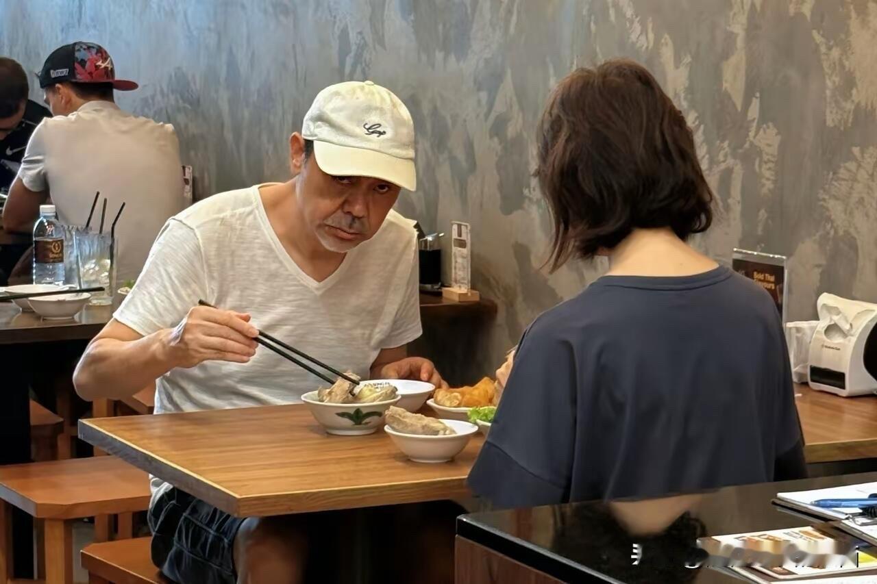 这是哪位男明星，老了之后面相变了，戴着一顶帽子，看起来有一点点凶。能认出他的肯定