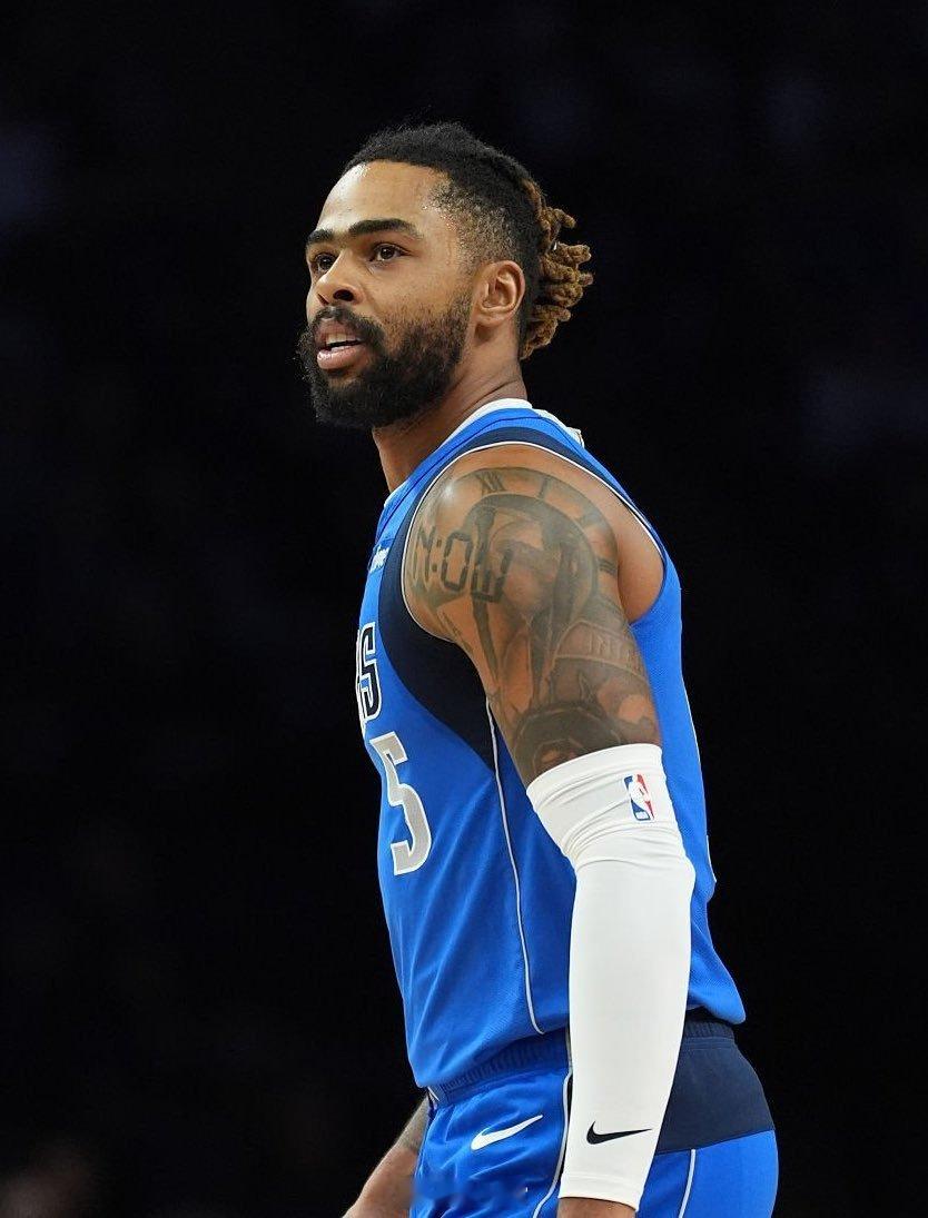 达拉斯篮球日报报道，独行侠愿意将拉塞尔摆上货架，克莱预感自己大概率会被交易。 