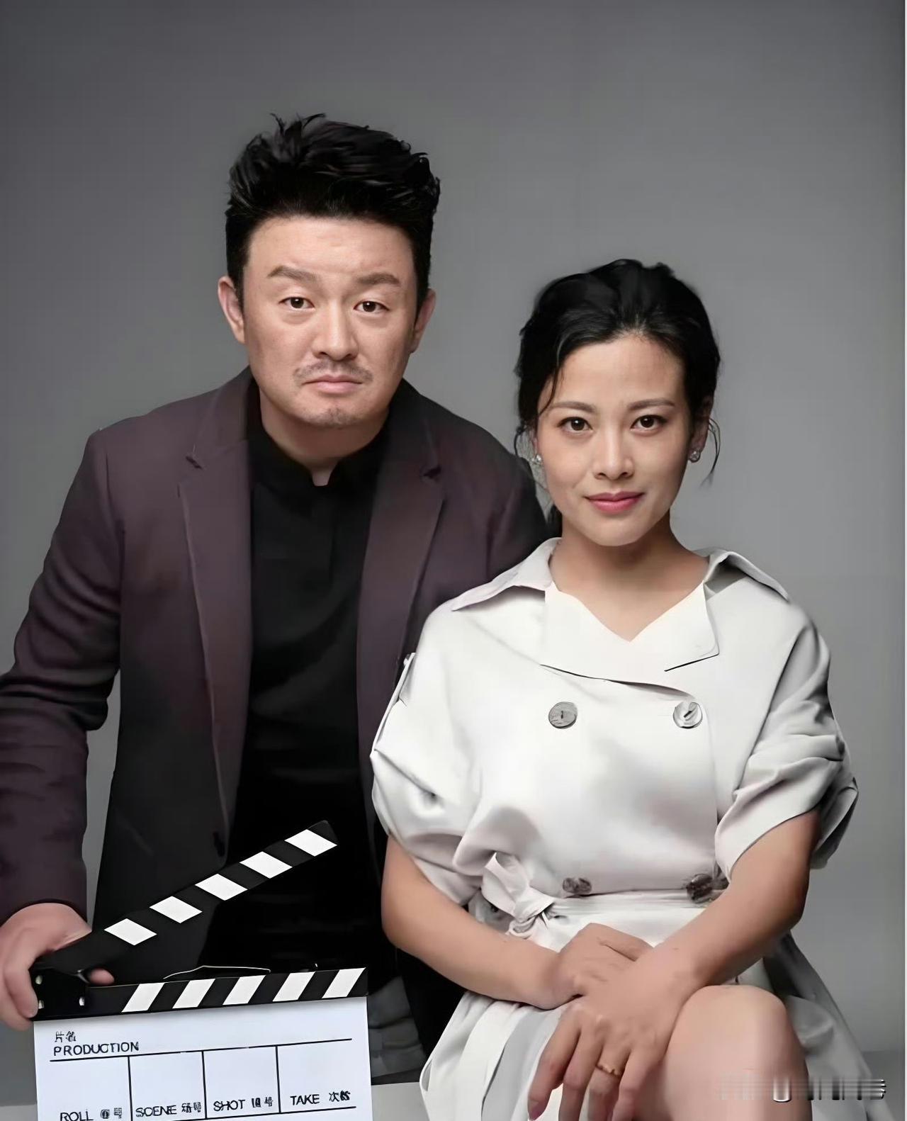 这张合照中的男士好面熟啊，看过他演的剧，但就是想不起来他的名字！大家有人叫出他的