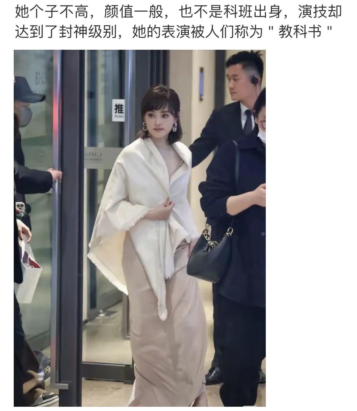 孙俪
说实话
她可是制作方的宠儿
接到的基本上都是正剧
她自己本人也是非常刻苦钻