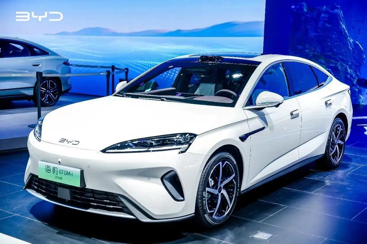 买新能源车，买哪个品牌？就选比亚迪。

在 2025 成都车展上，比亚迪可谓大放