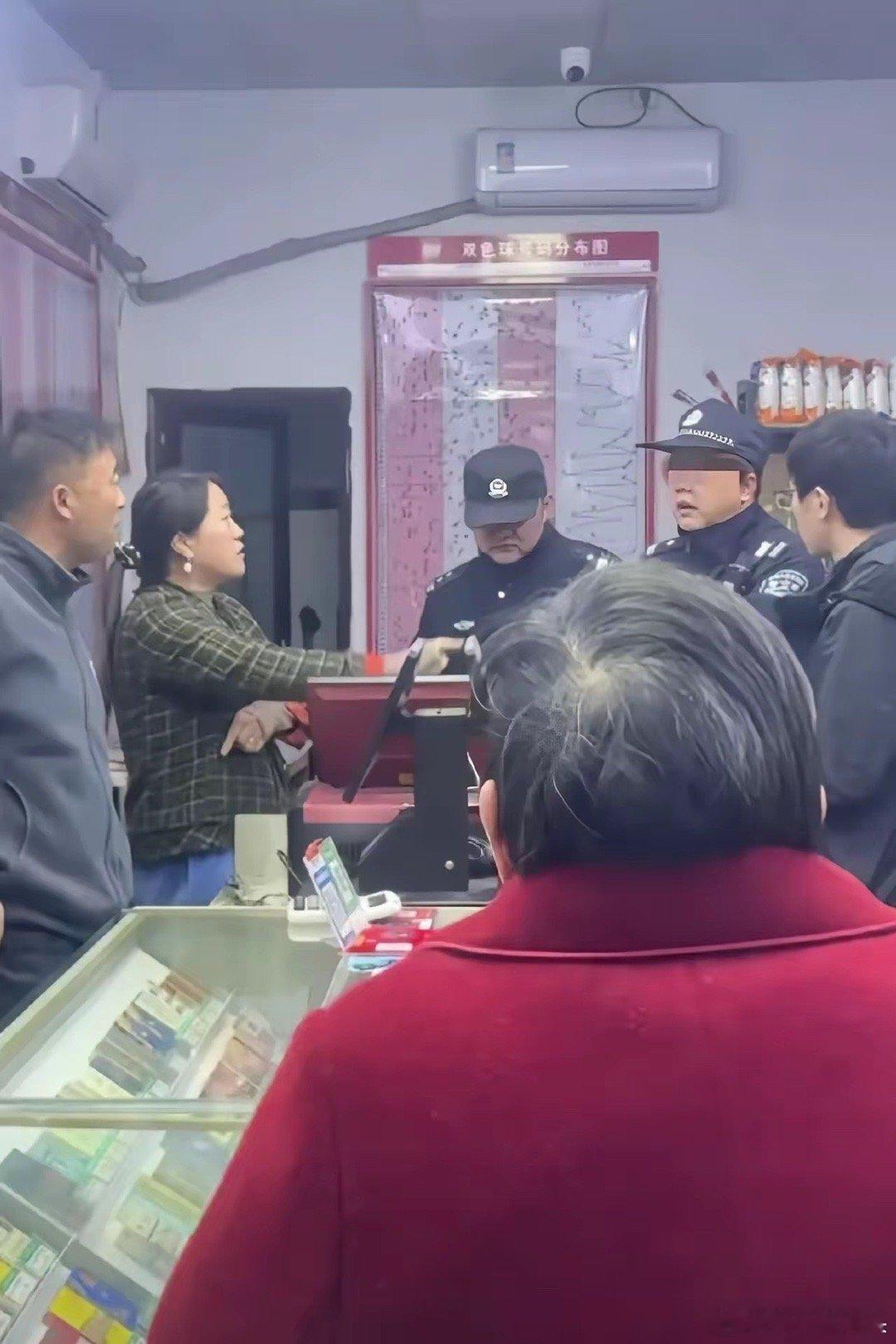 浙江金华一男子在彩票店刮中10万，老板翻脸不认账说没付钱不给兑，男的急了报警，民