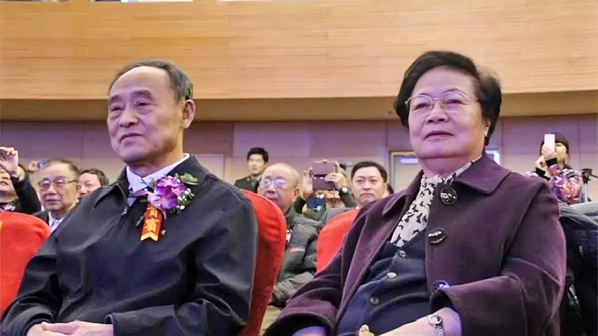 聂荣臻元帅的女儿，是解放军第一位女中将，他的女婿63岁成为上将
考考你，这是谁一
