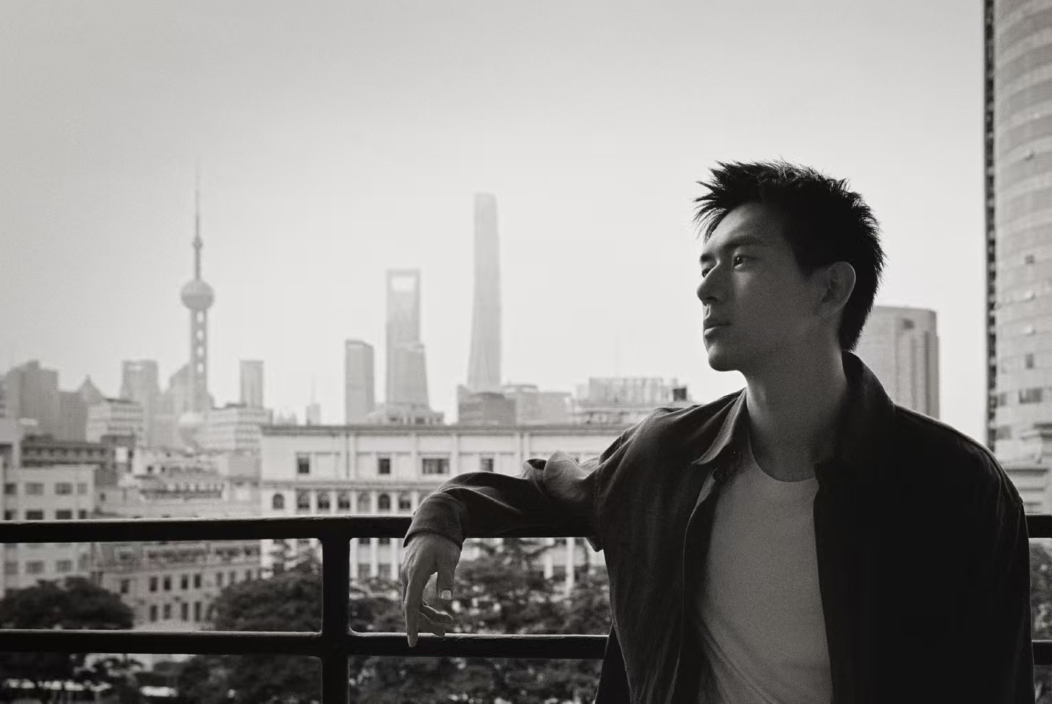 李现的半永久松弛感 说真的，李现的松弛感就是他生活态度的最好证明。他不被外界的纷