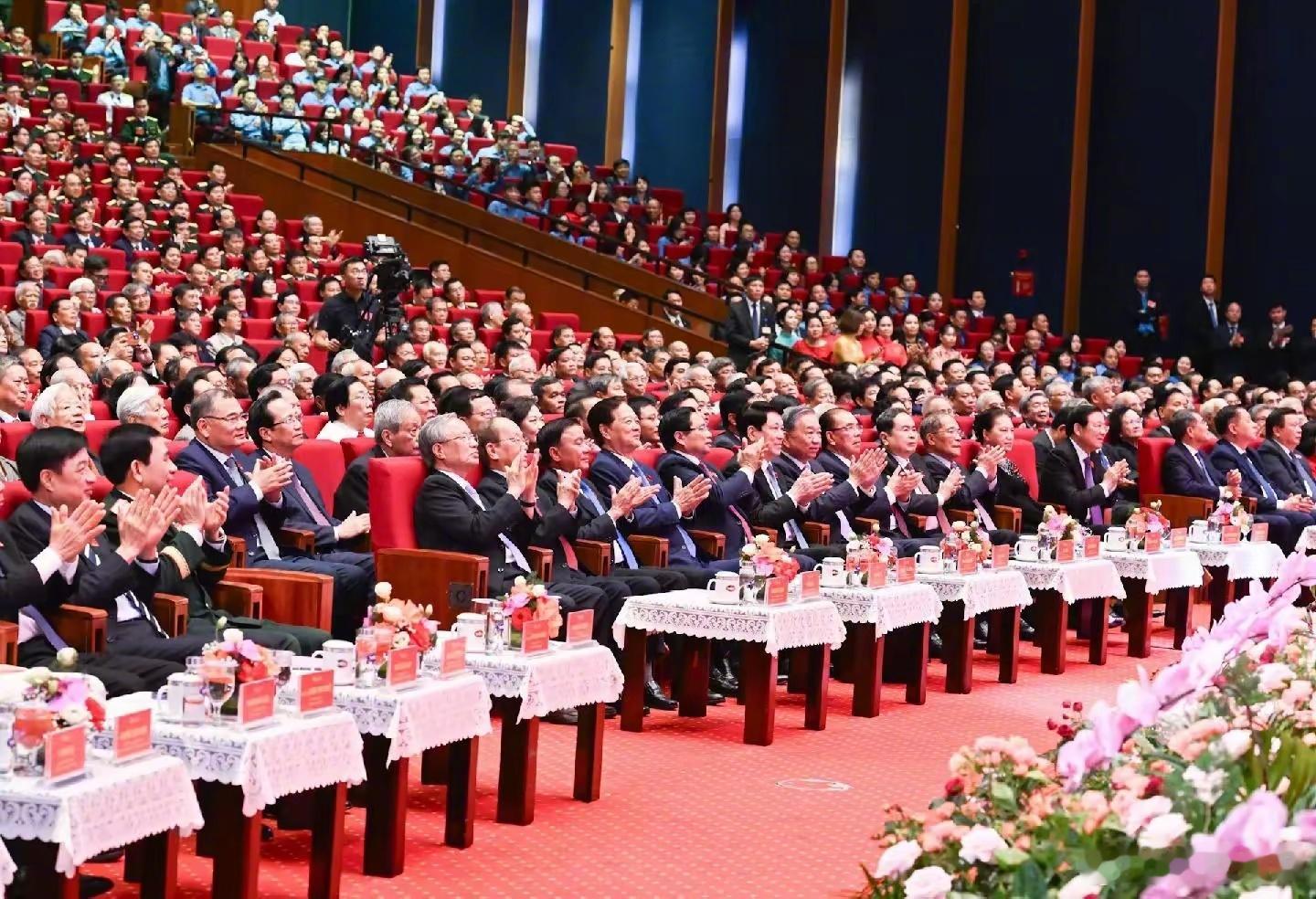 越南庆祝政府成立80周年。总理范明政强调，政府将继续发扬人民公仆精神，把人民利益