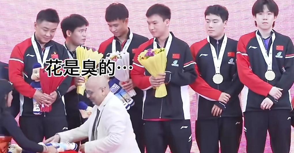 哈哈，一觉醒来被小石头逗乐了，这花是有多臭呀，看把小石头嫌弃的都成表情包了！
