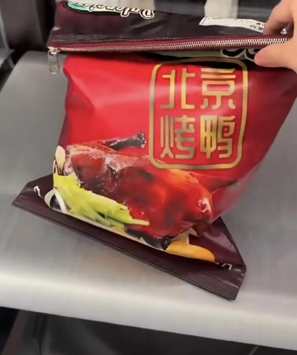 巴黎世界新出了一款限量版的“烤鸭包”，每个仅售1万2。
烤鸭包在巴世门店现在有大