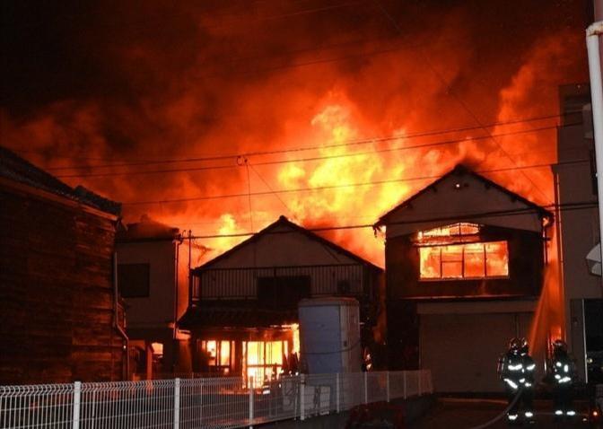 就在刚刚
 
日本大分县消防部门突然通报了当地一处城市火灾的最新进展，媒体称现场