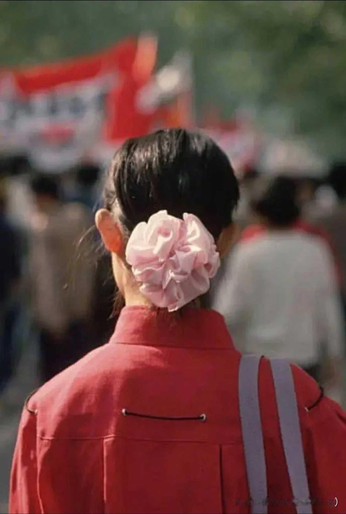 这组照片出自马格南摄影师彼得·特恩利之手，拍摄于1995年的上海。镜头对准90年
