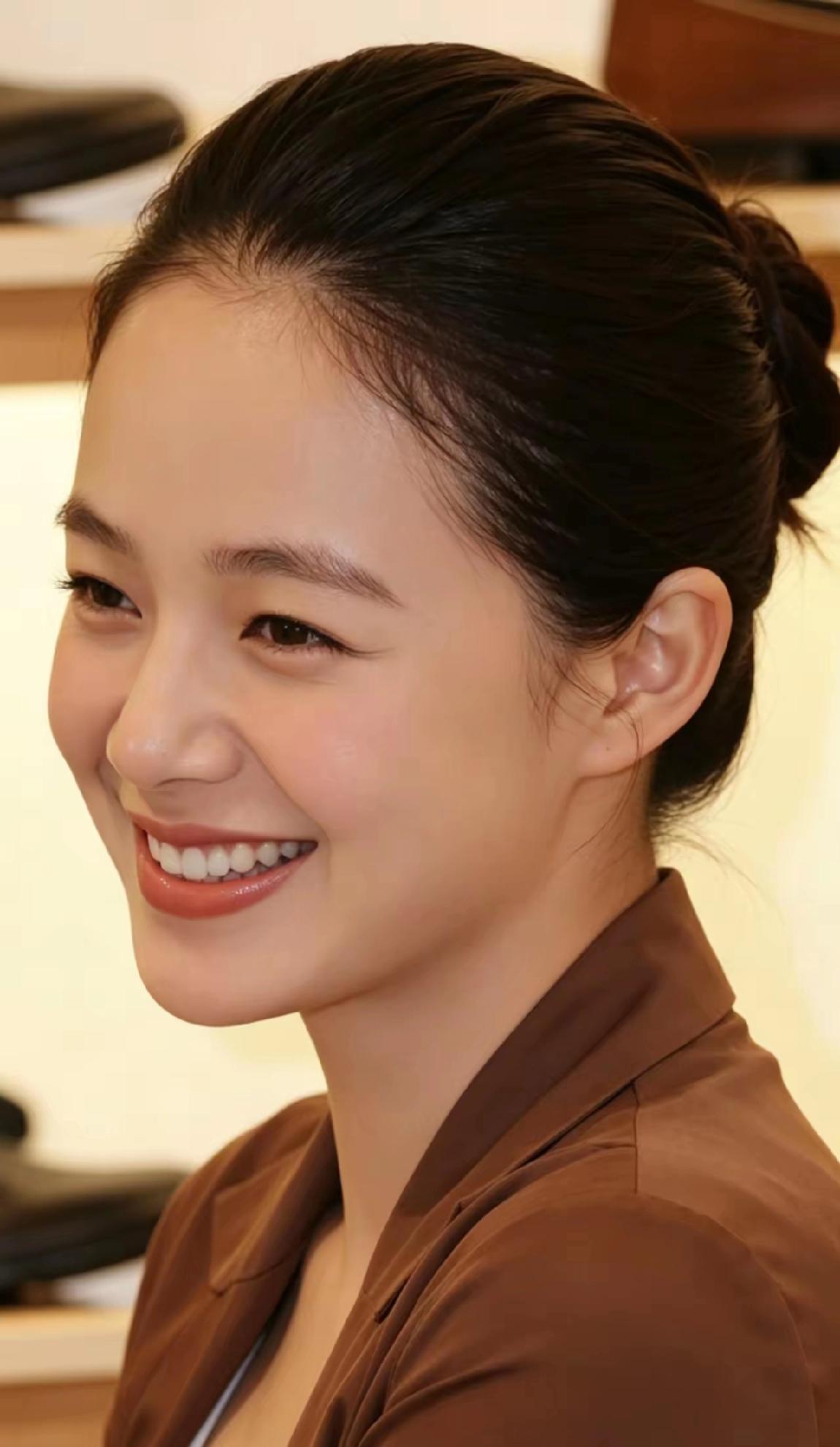 这就是所谓的国色天香。甜美笑容，温柔可人，端庄大气，优雅迷人。姜文的命太好了，找