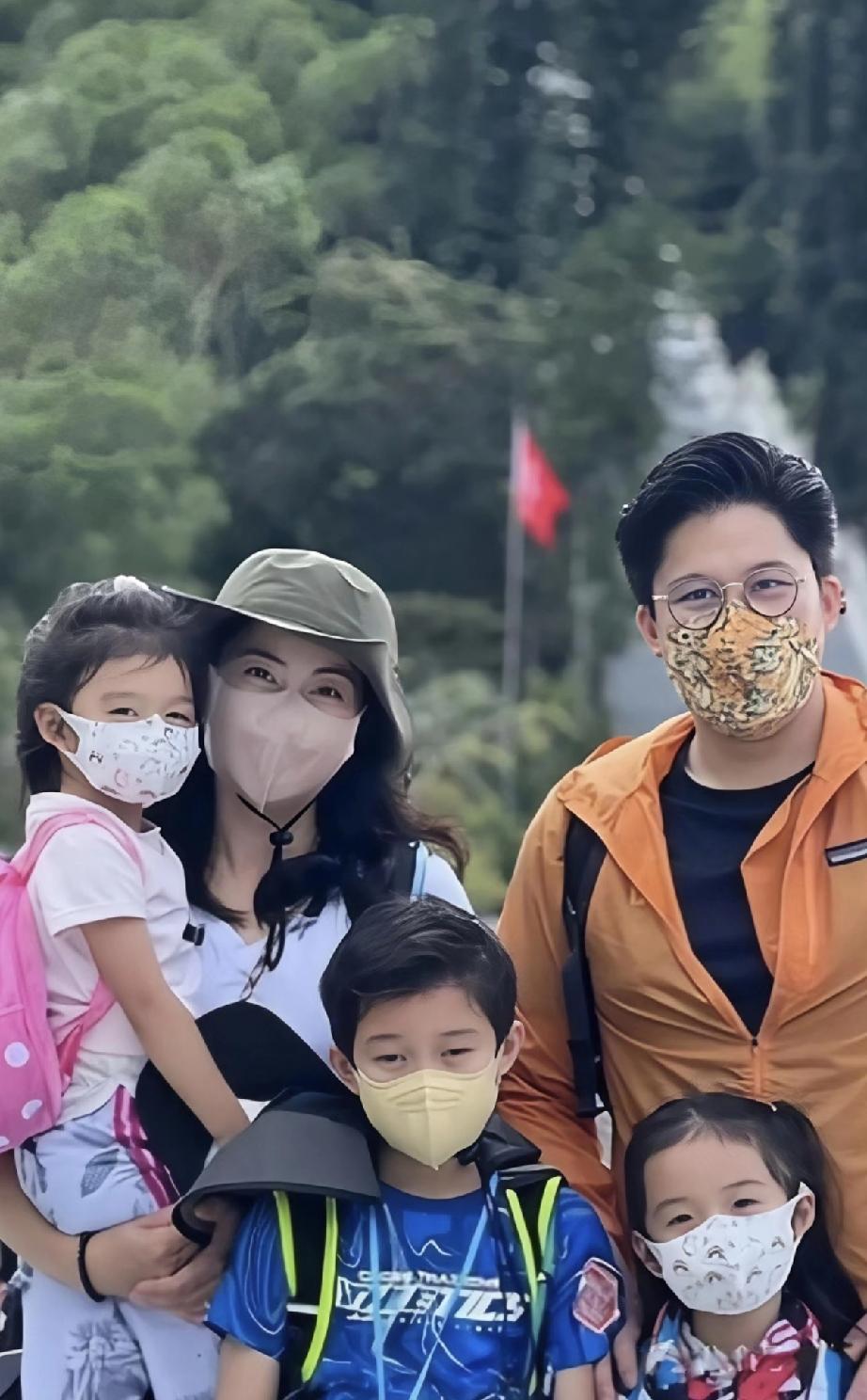 郭晶晶、霍启刚一家五口齐刷刷戴口罩亮相 ，顿觉春风扑面，暖意融融，画面太甜太温馨