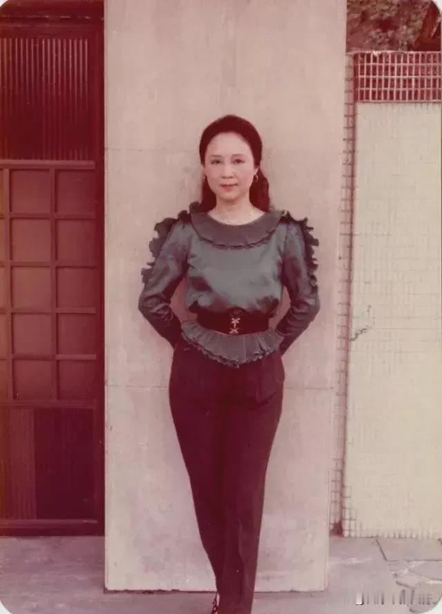 蝶恋花·悼琼瑶
墨韵情长终作古。梦断文坛，泪洒相思处。曾绘爱深嗔与苦，红尘故事凭