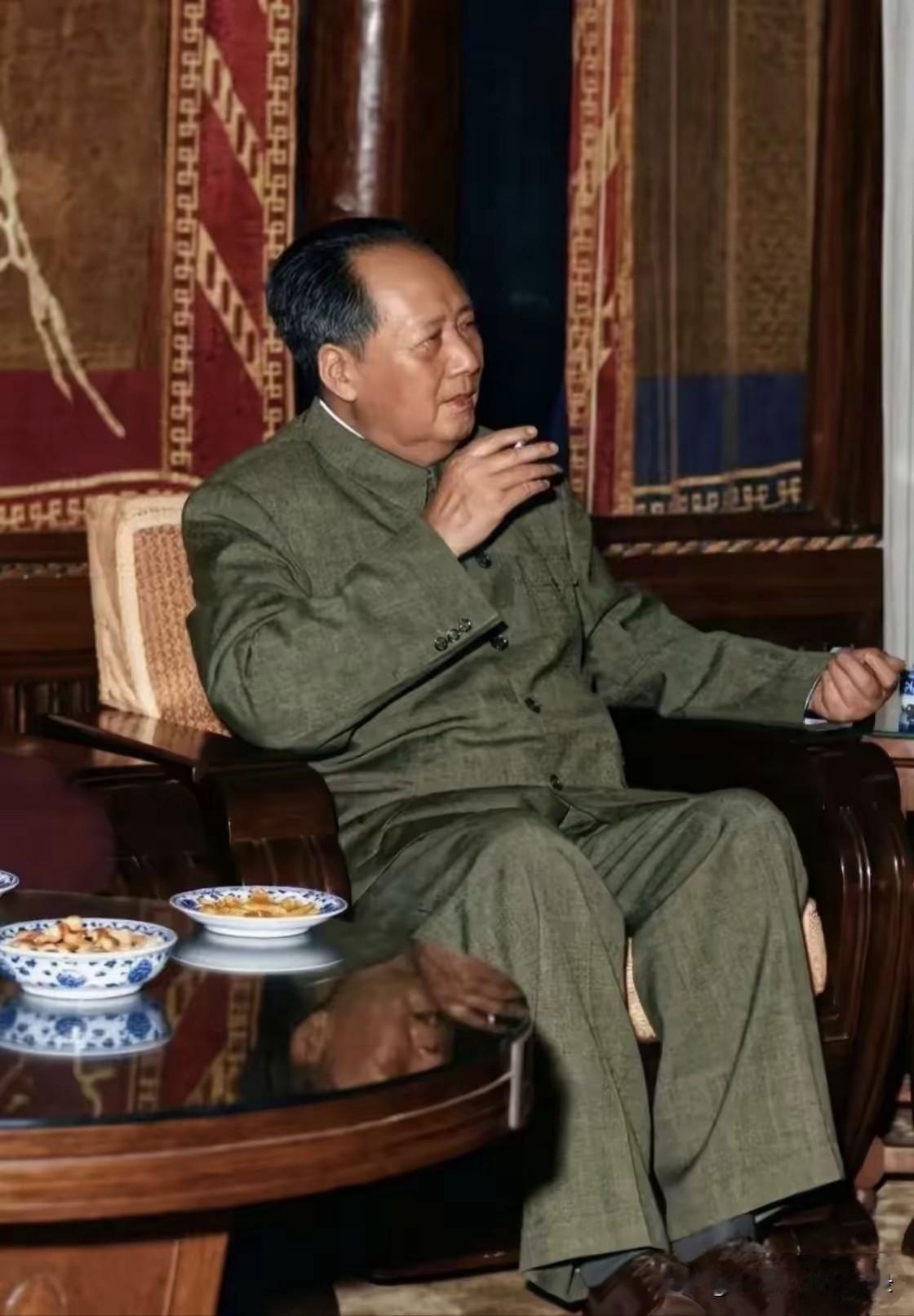 主席[玫瑰]的思[玫瑰]想[玫瑰]闪[玫瑰]金[玫瑰]光[玫瑰]！革命的人民有了