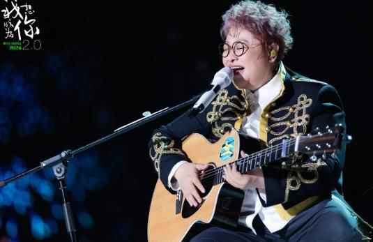 韩红深圳演唱会，台下竟坐着197位七旬老人！12位已过八旬，有人拄拐，有人坐轮椅