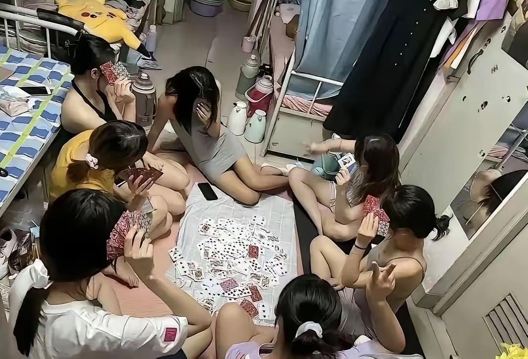 这才是大学生活，真实又接地气。
别以为女生寝室都是个个乖乖的看看书，听听音乐？打