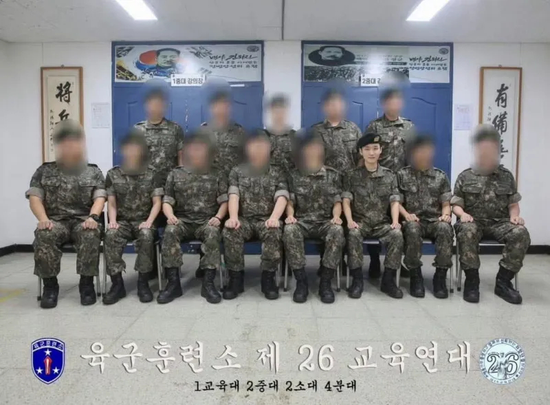 Peanut军装照来了！韩国兵役厅近日晒出了即将入伍的士兵合照，Peanut身着