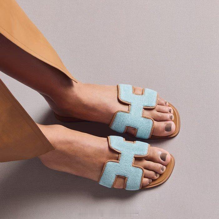 爱马仕Hermès Oasis 高跟凉拖，国内专柜售价约5855元，我表示有点心