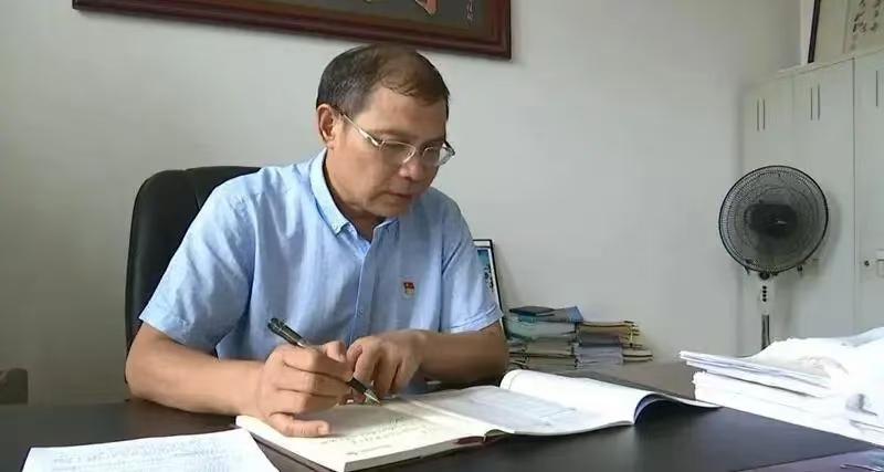 退休4年的丰城中学原校长熊才卫，今天彻底栽了。
这个熊才卫在丰城市的教育圈，此前