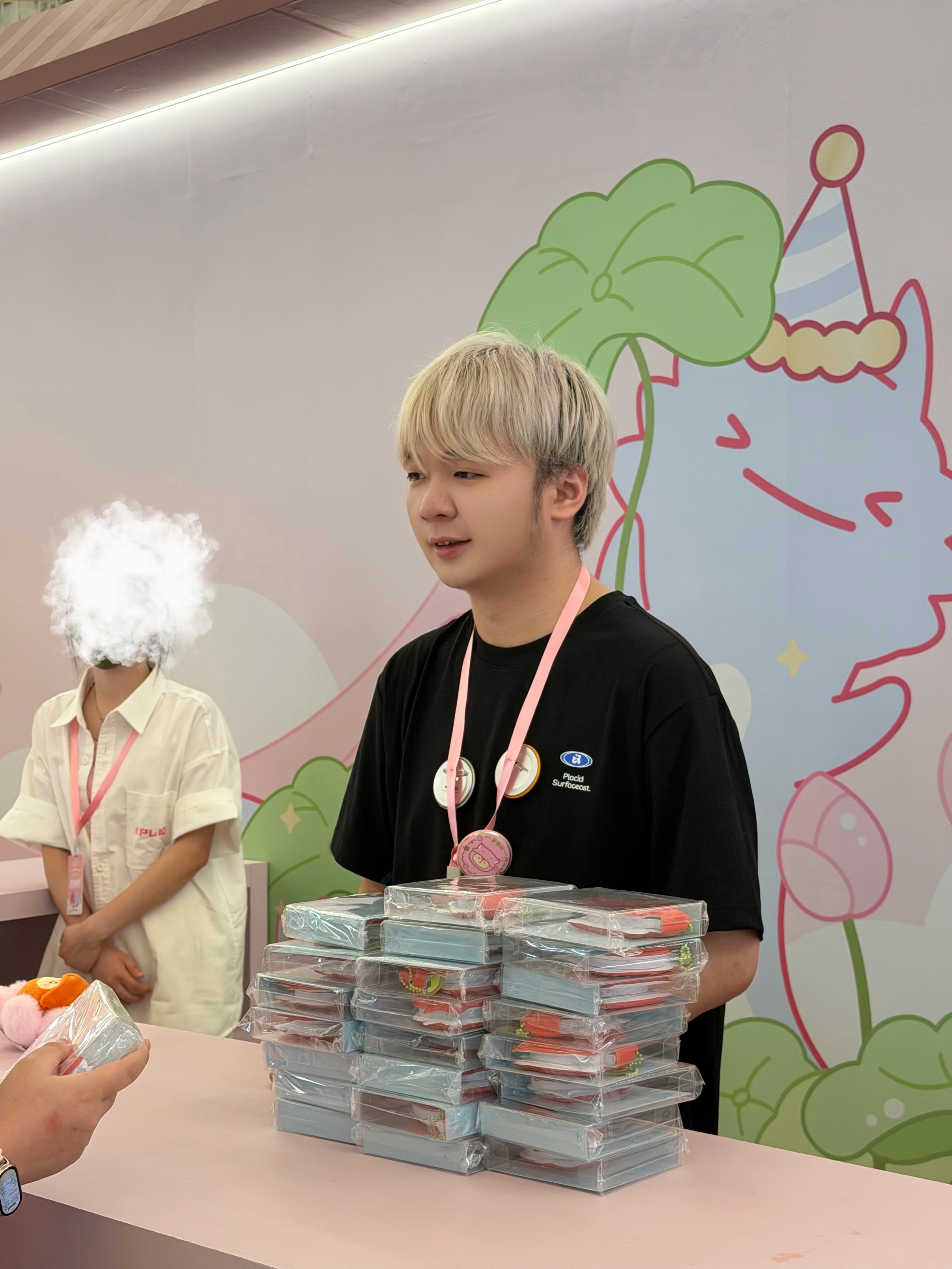 LGDNBW小分队KPL快闪打卡九尾空降KPL快闪lgd多人参与线下快闪活动，九