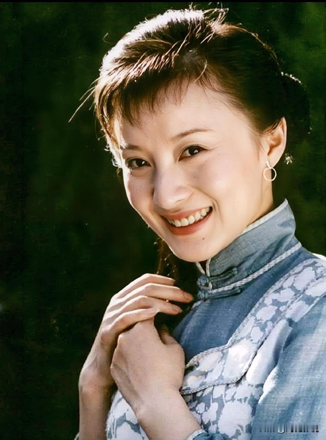 大家还记得这位女演员吗？
她今年50岁，辽宁人，毕业于上海戏剧学院，与李冰冰、任