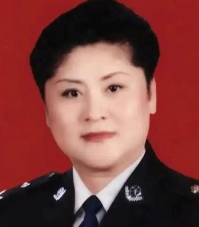 1988年，女警王玉荣结束卧底任务未换警服，遭两名壮汉强行塞进出租车，脖子被歹徒