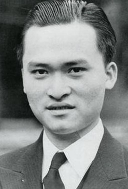 1942年中国小伙坠入北大西洋，孤身漂流133天靠鸟血鲨鱼活命，货轮望见他却厉声