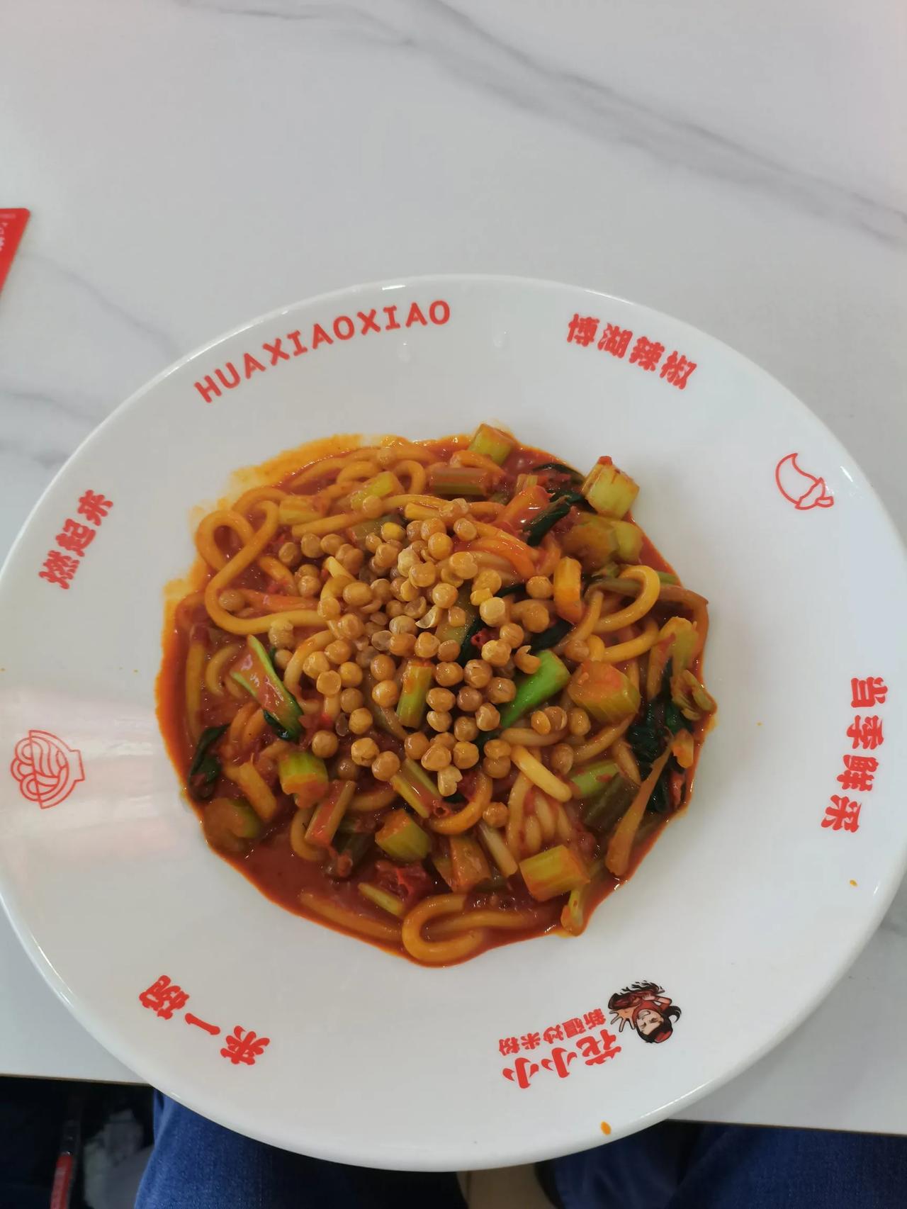 一碗纯素的新疆米粉，居然要14元！是不是太贵了？昨晚不想做饭，在街上溜达。也想换