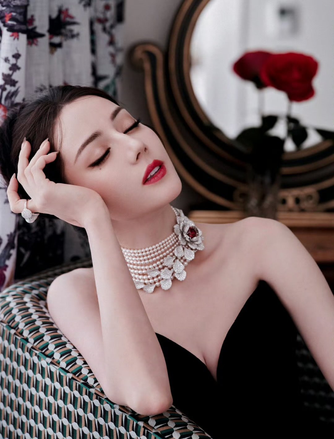 金鹤龙给迪丽热巴化的明媚妆金鹤龙晒闪耀巴黎的明艳热巴[开学季][开学季] ​金鹤