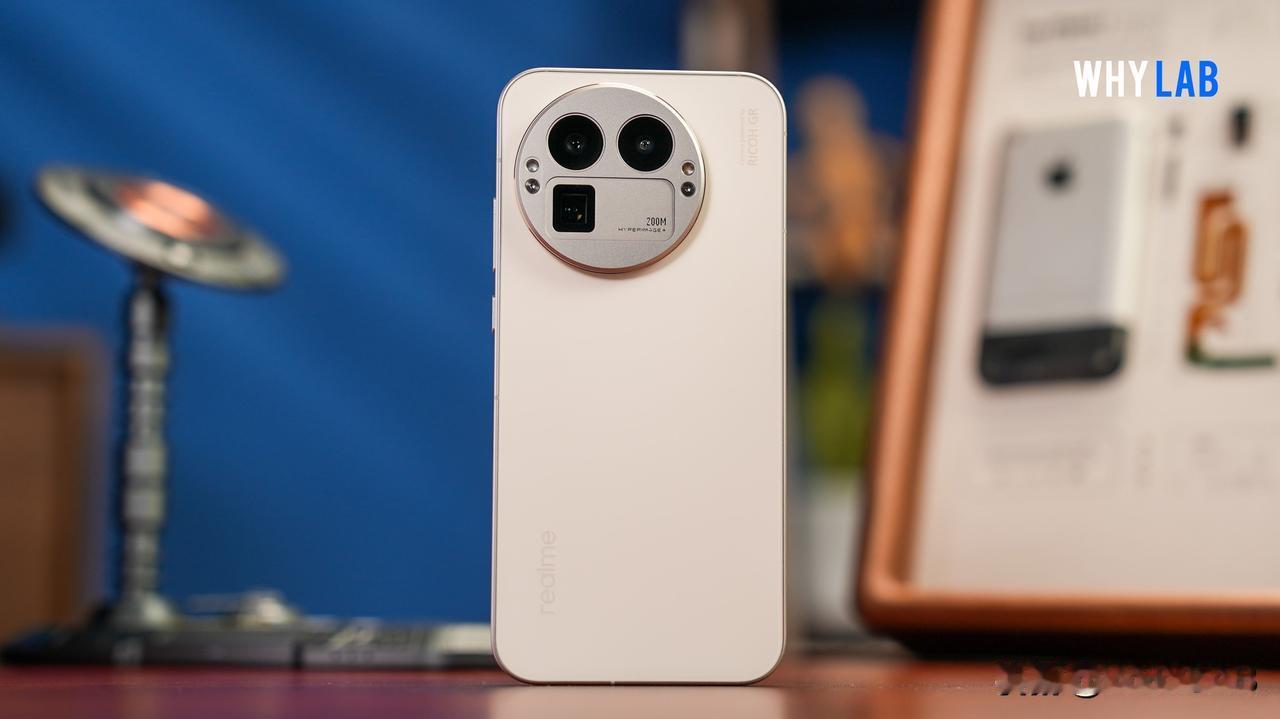 真我 GT8 Pro 怀特真机实拍，可更换 deco 的设计很有想法，但是我觉得