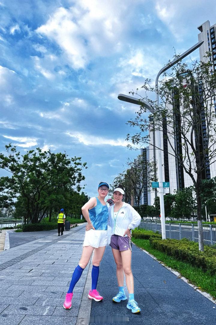 跑步  连日暴雨，难得一个不下雨的清晨五点起床，五点半开跑，10.19公里跑完太
