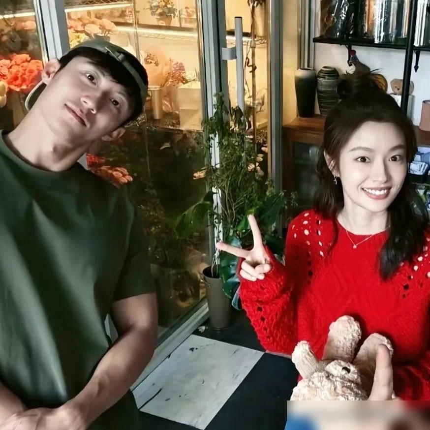 黄景瑜换掉金晨选徐若晗，粉丝以为是审美降级。我告诉你，这是权力升级。
你以为他