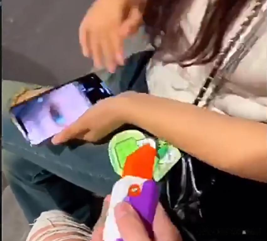 最近有一款“萝卜刀”玩具特别火。
不只小孩子爱玩，很多成年人也大赞十分解压。
其