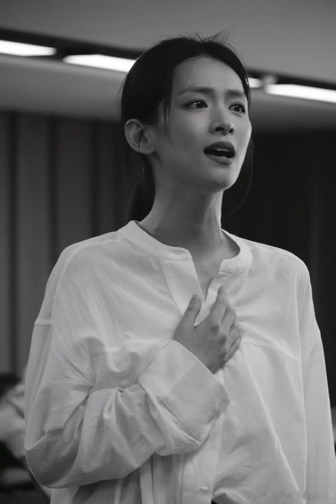 陈昊宇音乐剧风声排练图，简单的白色衬衫和半扎马尾，好有清冷感，质感好绝[开学季]