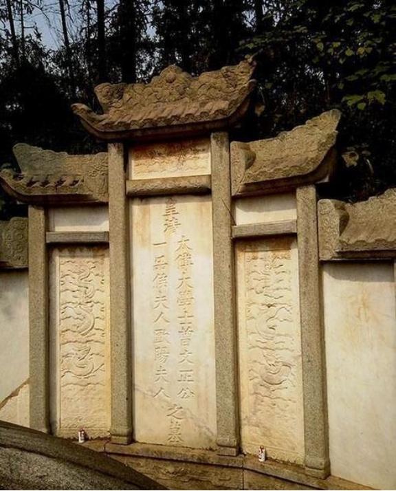 “给他们挂上去！”1958年，众人将李鸿章夫妇的尸体挂在拖拉机后面，在街上游行，