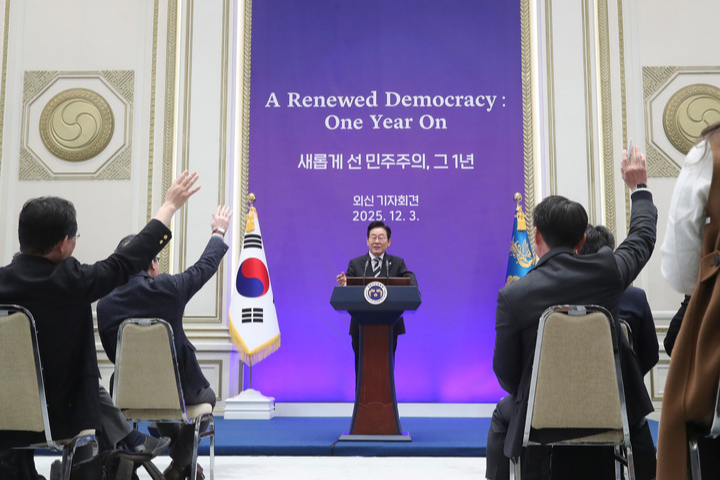 #李在明强烈谴责韩右翼侮辱慰安妇#【韩右翼团体侮辱“慰安妇”，李在明强烈谴责】 