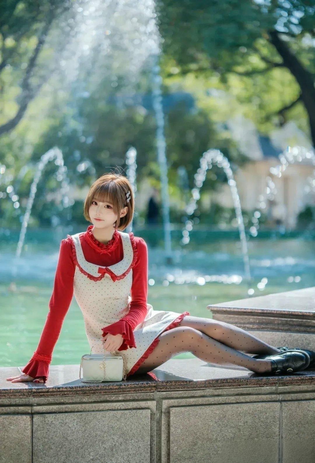 红衣是秋日燃烧的枫
白裙是云朵飘落的影
波点在丝袜上轻舞
是星子遗落人间的碎银