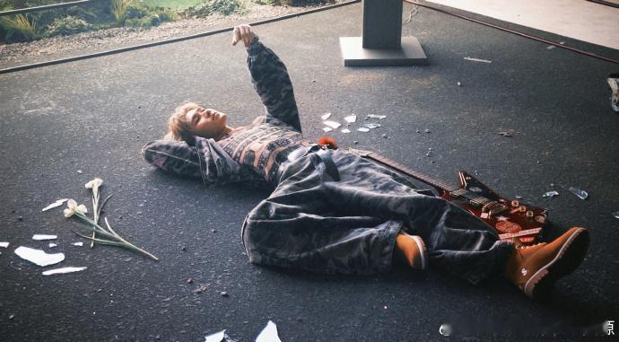 张真源砸吉他的镜头拍得极具张力，张真源发了 SLY 乐队吉他手的演绎细节，他为这