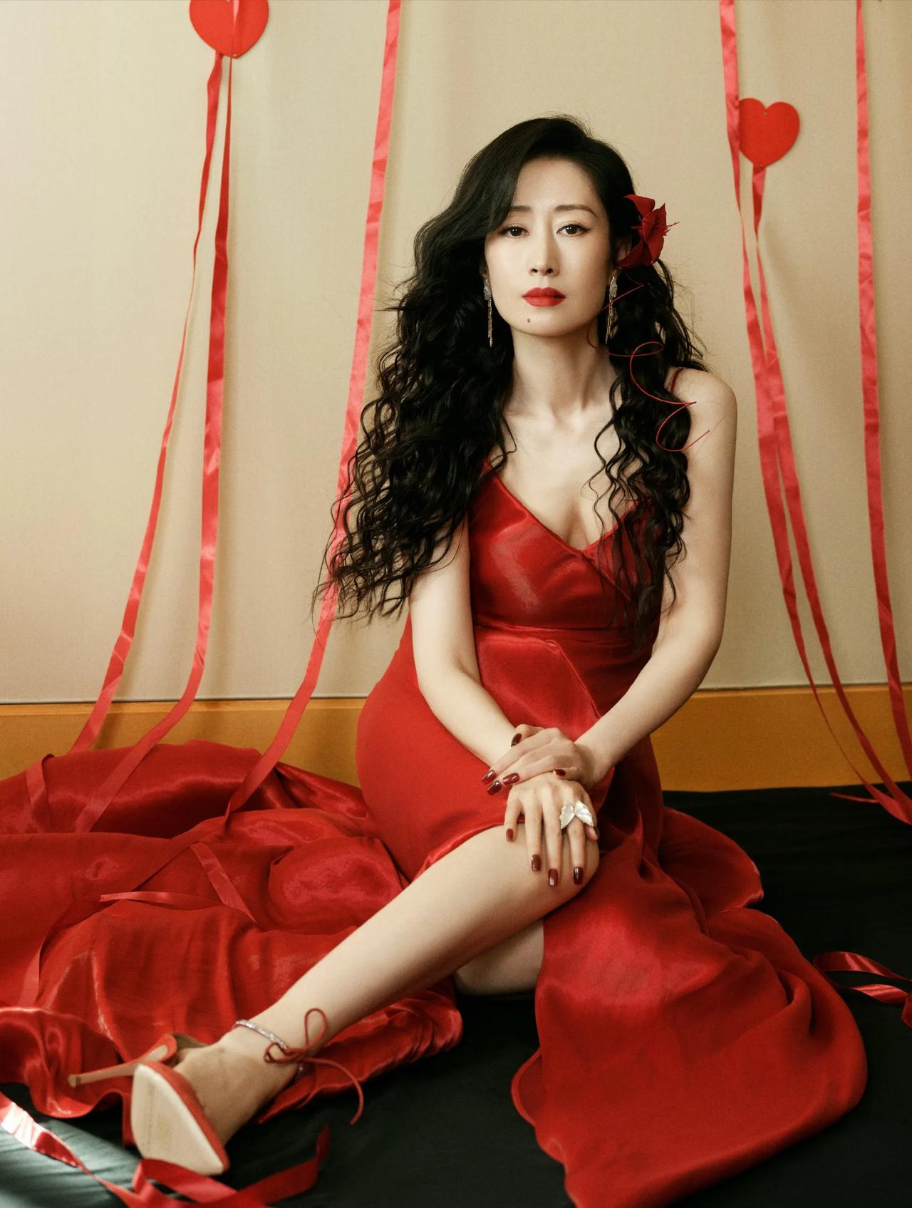 她是70后的山东姑娘，中央戏剧学院高材生！从92年出道的她，如今已经走过了32年