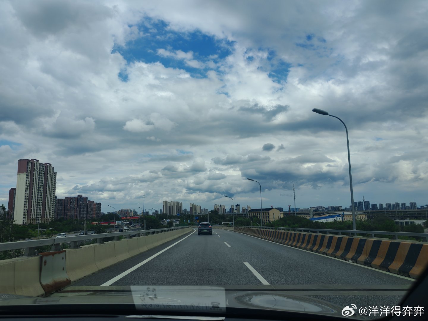 今天的北京太出片了，忍不住分享。 