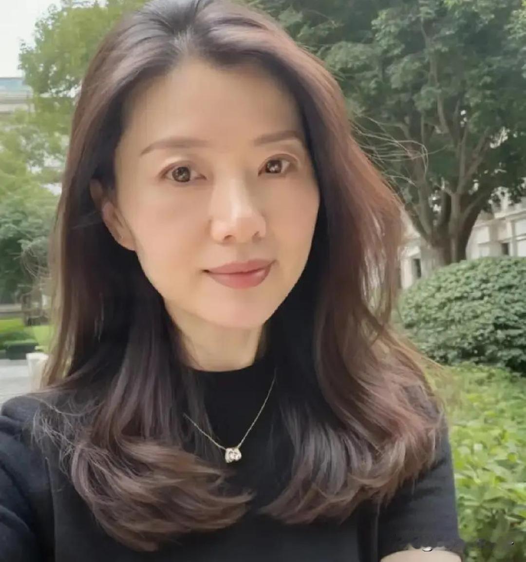 我今年40岁了，已经三年没上班了，因为辞职后一直在家照顾老人和孩子。现在老公也失