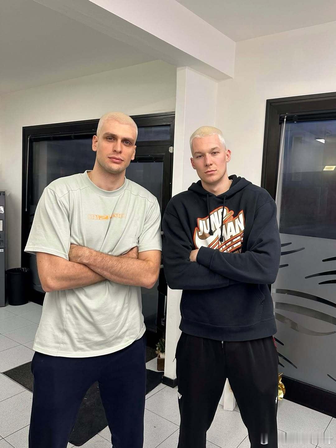 小莫和队友吉罗尼换了新发型。。。还是原来的好看（pic2）。男排造型发型