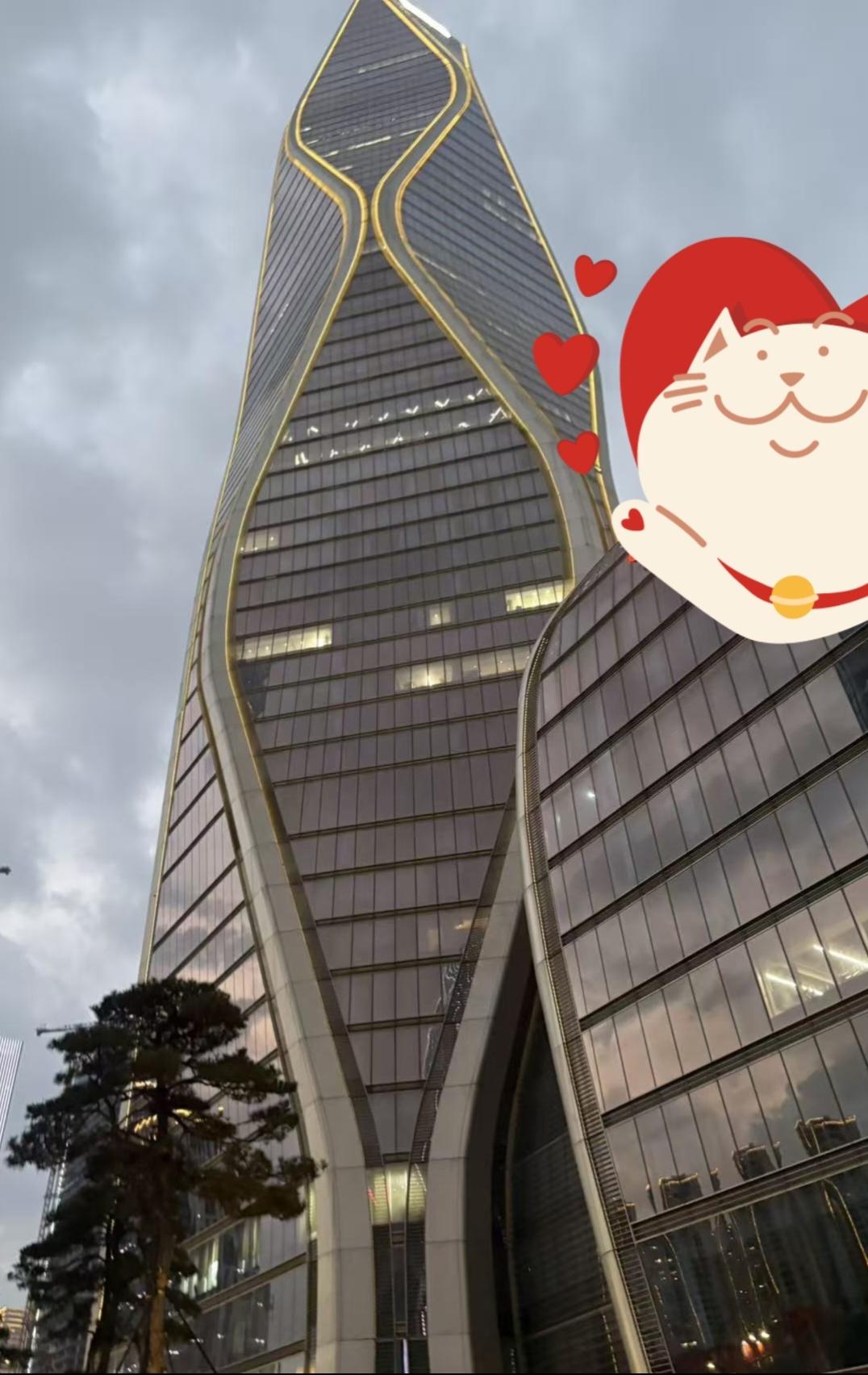 这座高楼大厦的造型好奇特，一看有点眼熟，就是想不起像啥动物！条友们，都来说说它像