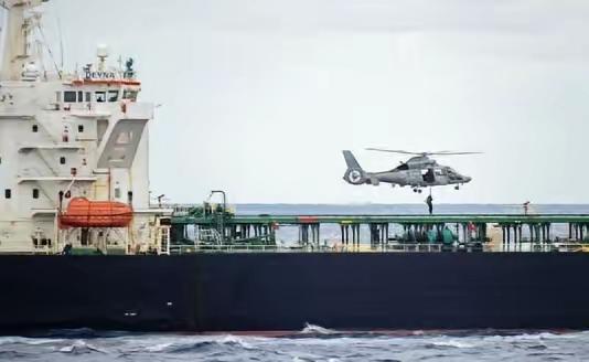 地中海海域突然炸出大消息，昨天法国海军没留半点情面，直接在海上拦下一艘正在航行的