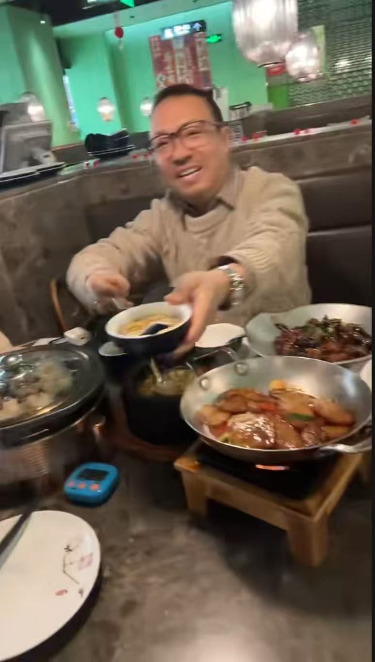 老舅躲催婚带外甥一起跑路过年催婚的“杀  伤 力”有多强？看老舅带着外甥一起“逃