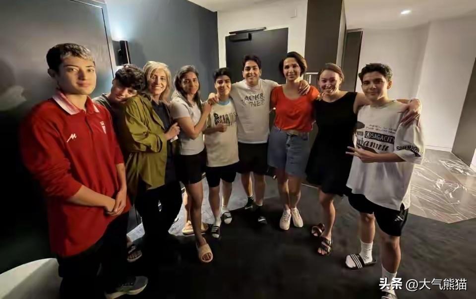 从伊朗女足逃离者中有人反悔就可以看出，逃离可能不是这些队员的本意。
这些队员们在