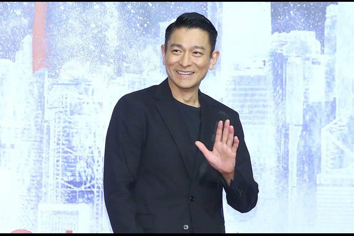 刘德华遭岛内绿营修理！黃揚明嗆爆王定宇！
中国香港天王巨星刘德华将于2日起在台北
